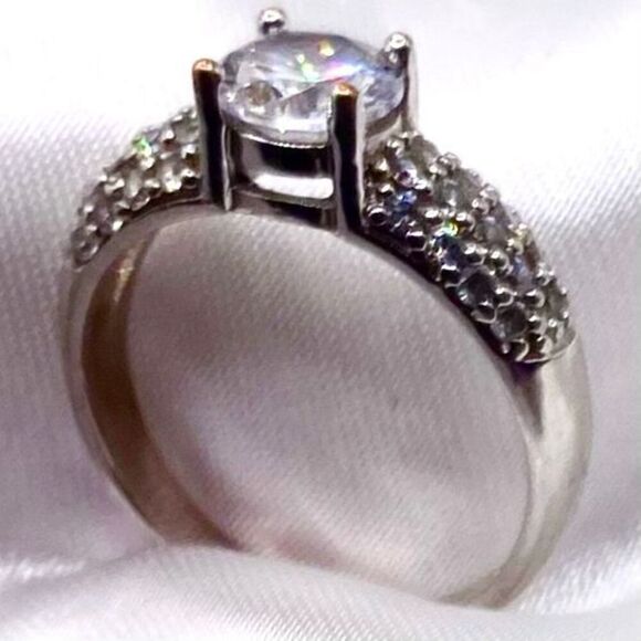 YR# Stunning Sz. 8 Sim Diamond & Sterling 925 Silver Ring